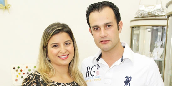 O casal Ana Paula Leonel  e Márcio Antônio Raiz Lopes está feliz com o sucesso de sua loja Dona Miss Jóias e Acessórios